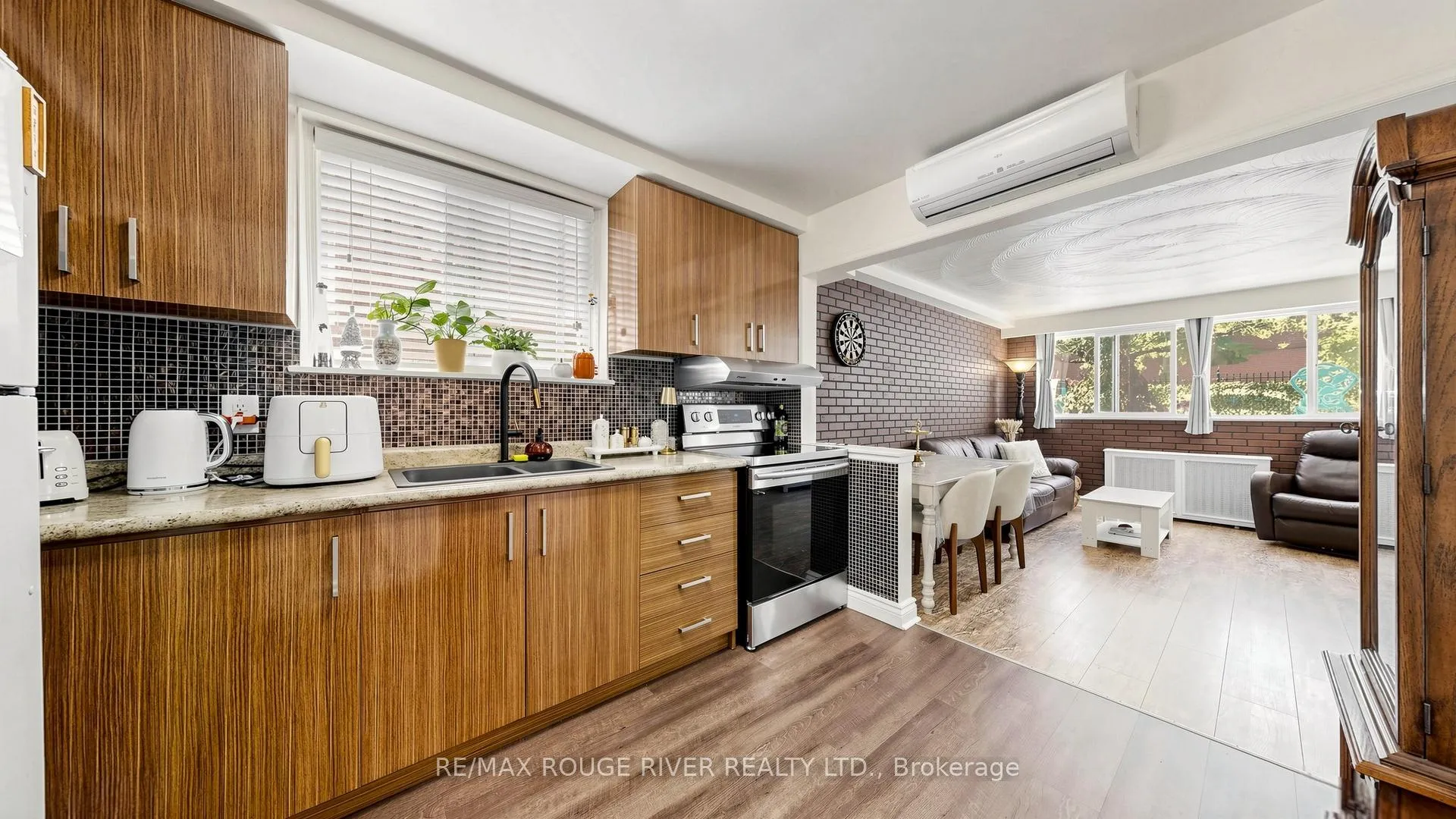 Photo 7 of 263 Oak Park Avenue, Toronto, Woodbine-Lumsden — HOMEH
