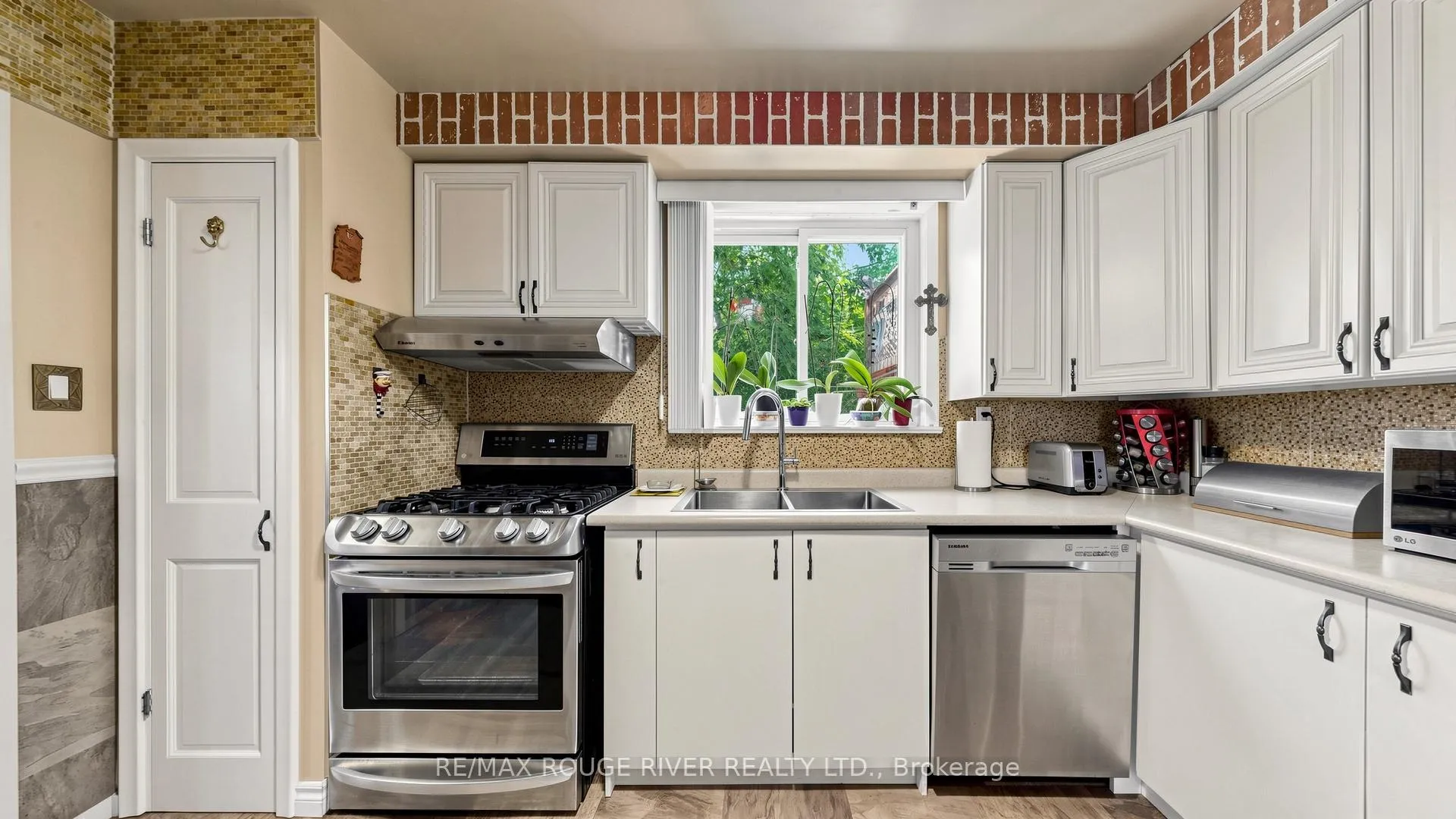 Photo 21 of 263 Oak Park Avenue, Toronto, Woodbine-Lumsden — HOMEH