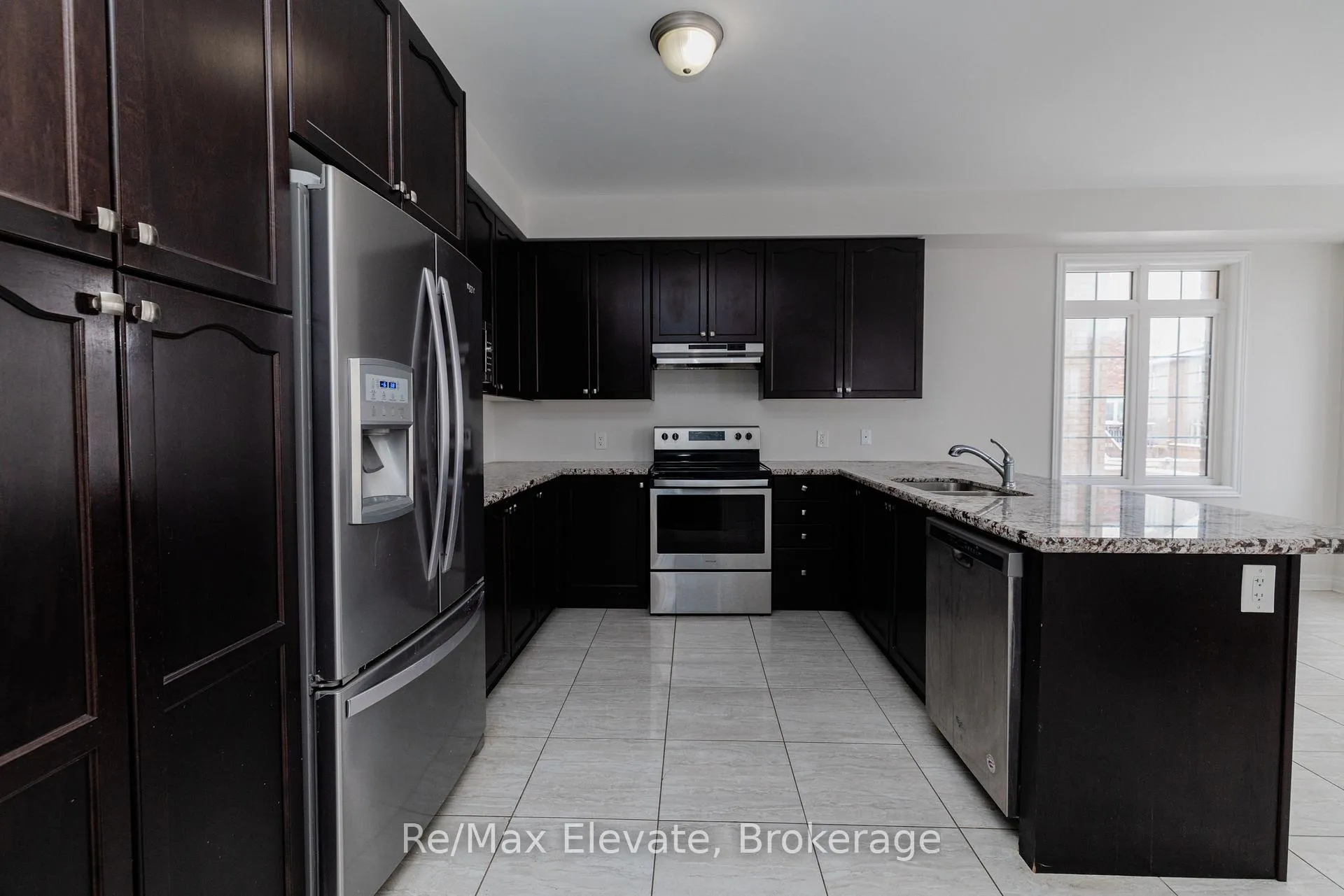 Photo 4 of 9 Janes Crescent, New Tecumseth, Alliston — HOMEH