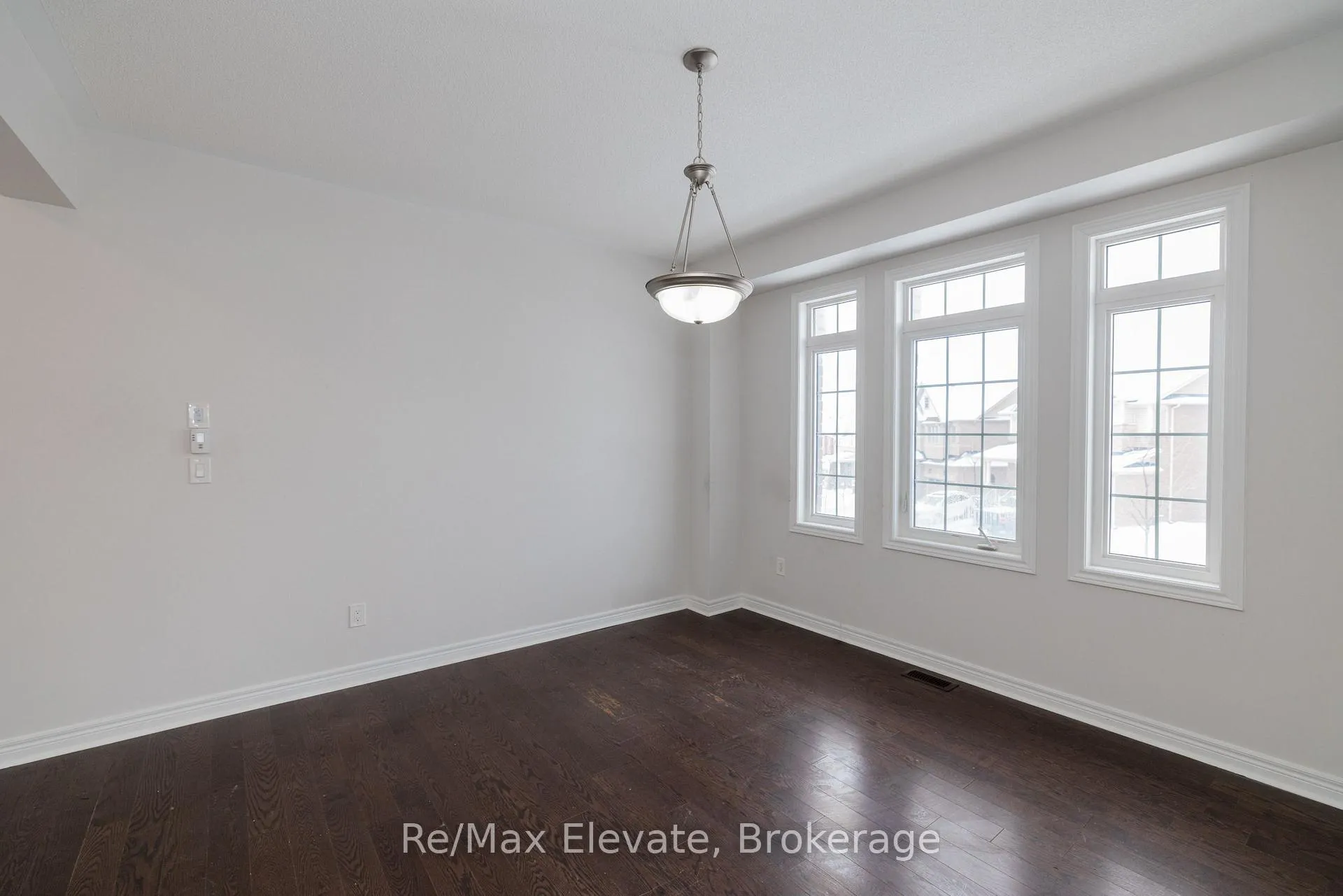 Photo 12 of 9 Janes Crescent, New Tecumseth, Alliston — HOMEH