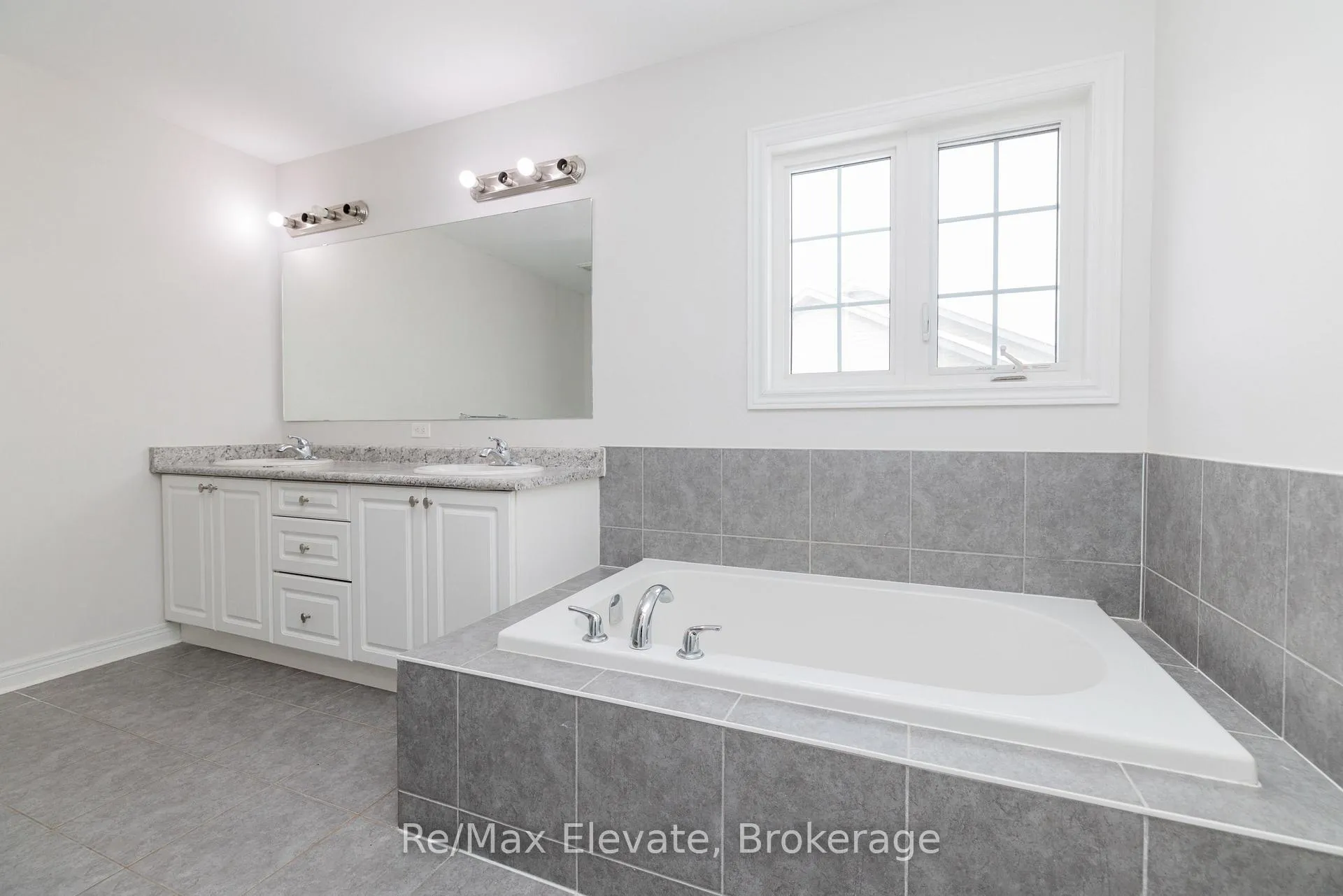 Photo 18 of 9 Janes Crescent, New Tecumseth, Alliston — HOMEH