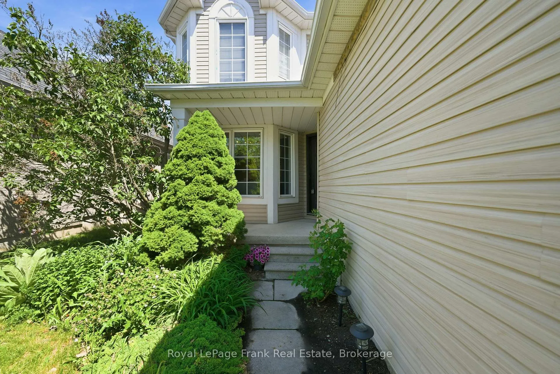 Photo 3 of 98 Rustwood Street, Clarington, Bowmanville — HOMEH