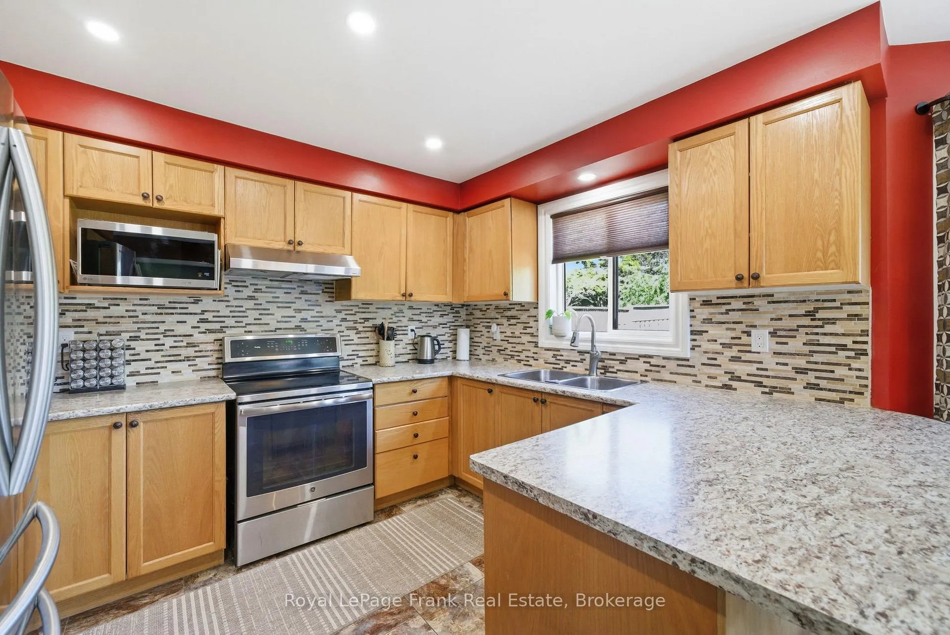 Photo 14 of 98 Rustwood Street, Clarington, Bowmanville — HOMEH