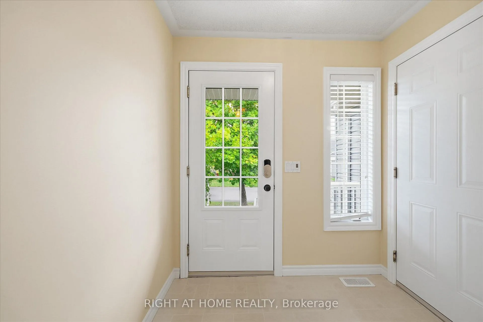 Photo 4 of 111 Gracehill Crescent, Hamilton, Freelton — HOMEH