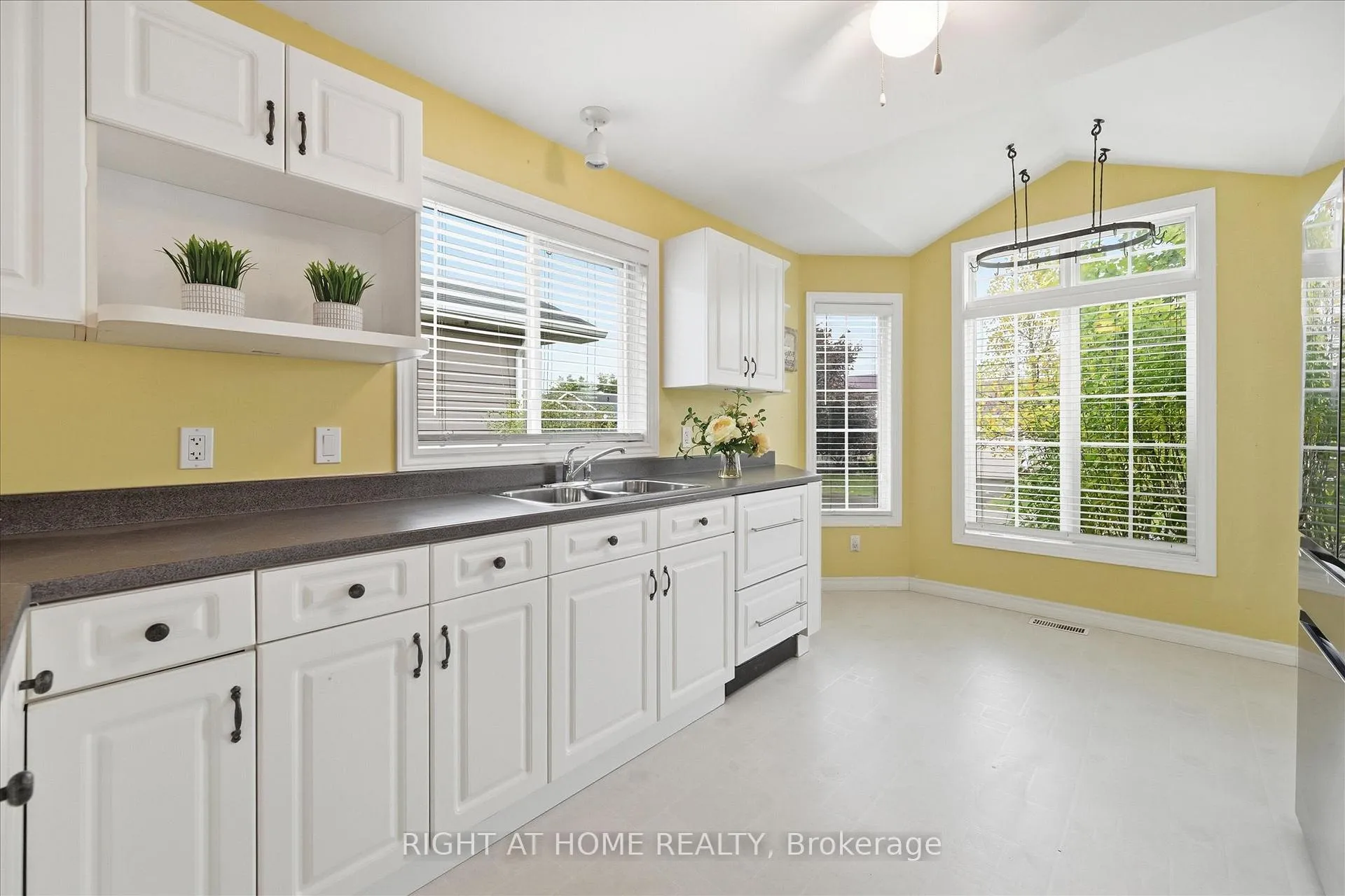 Photo 7 of 111 Gracehill Crescent, Hamilton, Freelton — HOMEH