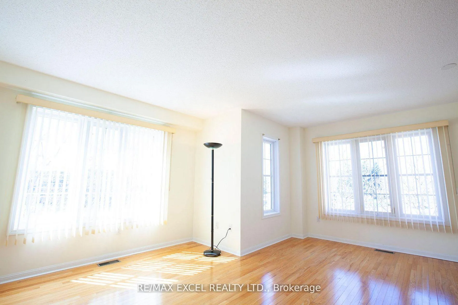Photo 8 of 14 Woltner Way, Markham, Village Green-South Unionville — HOMEH