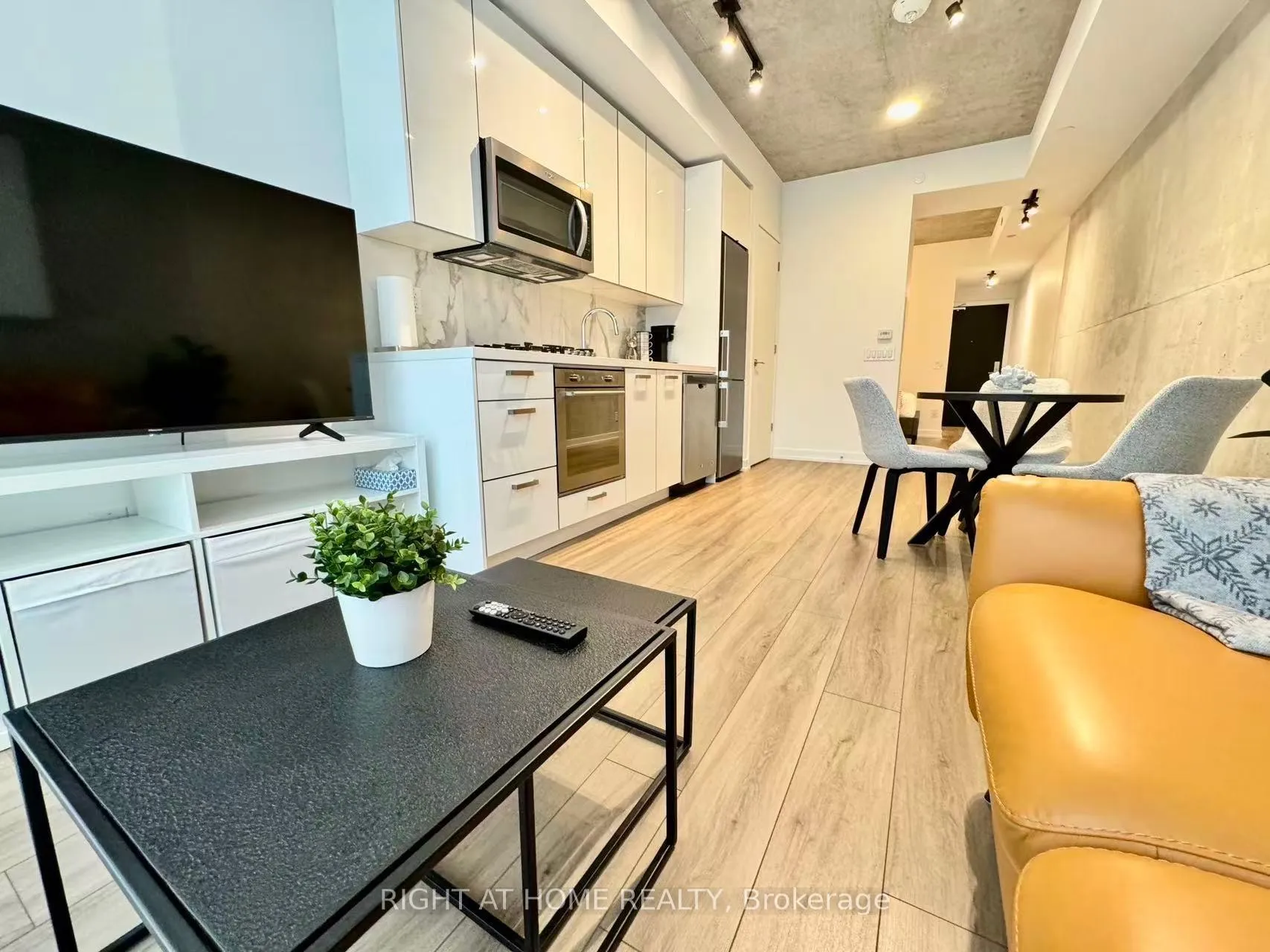 Front of Unit 1007, 458 Richmond Street W