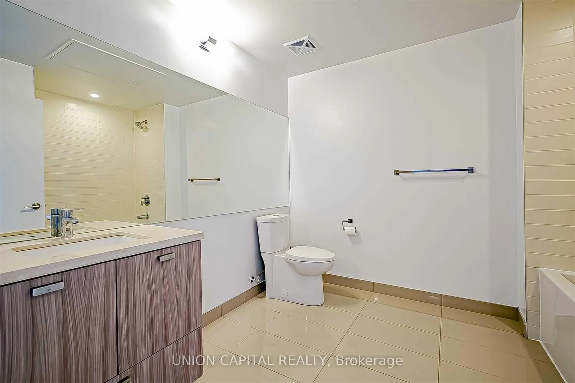 Photo 8 of Unit 2406, 290 Adelaide Street W, Toronto, Waterfront Communities — HOMEH