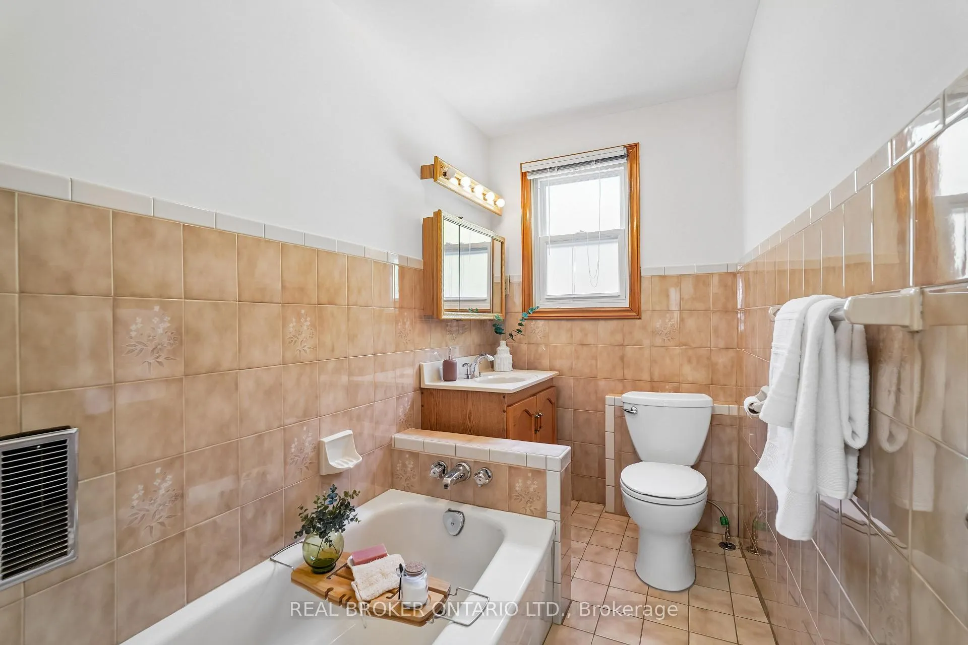 Photo 14 of 450 Armadale Avenue, Toronto, Runnymede-Bloor West Village — HOMEH
