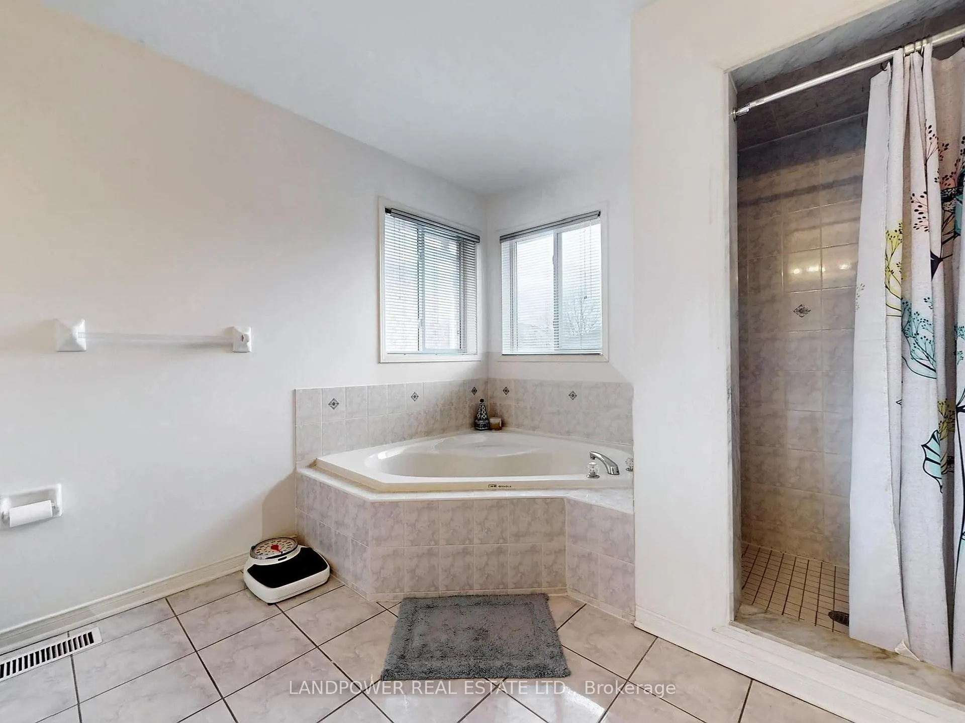 Photo 26 of 82 Littleleaf Crescent, Markham, Legacy — HOMEH