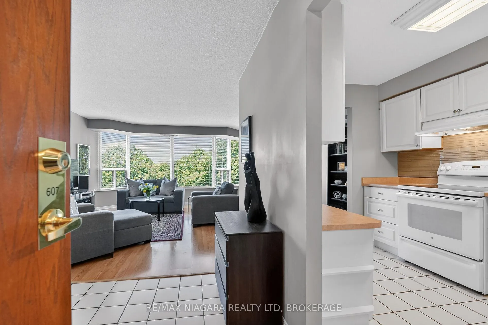 Photo 4 of Unit 607, 81 Scott Street, St. Catharines, Lakeport — HOMEH