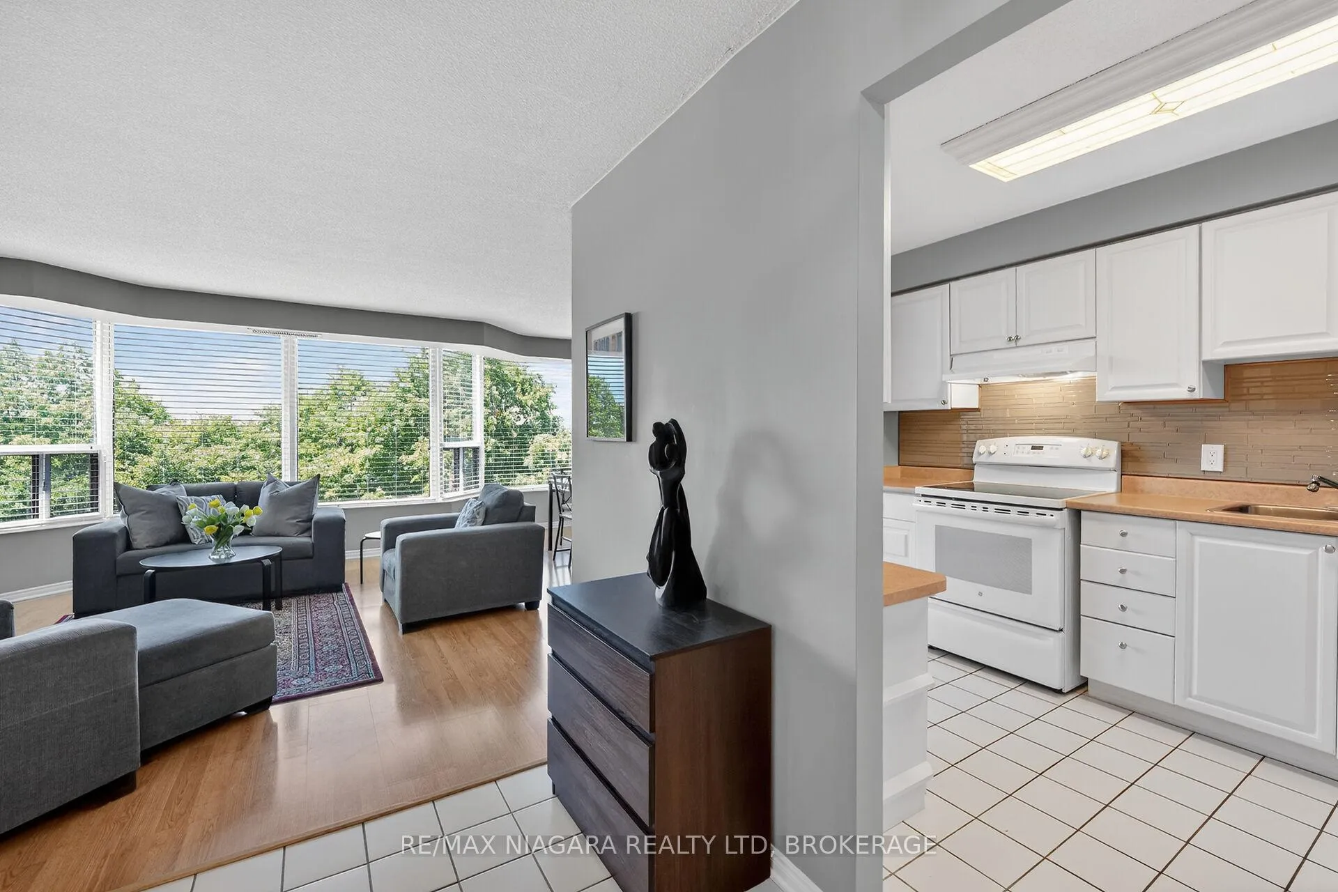 Photo 5 of Unit 607, 81 Scott Street, St. Catharines, Lakeport — HOMEH