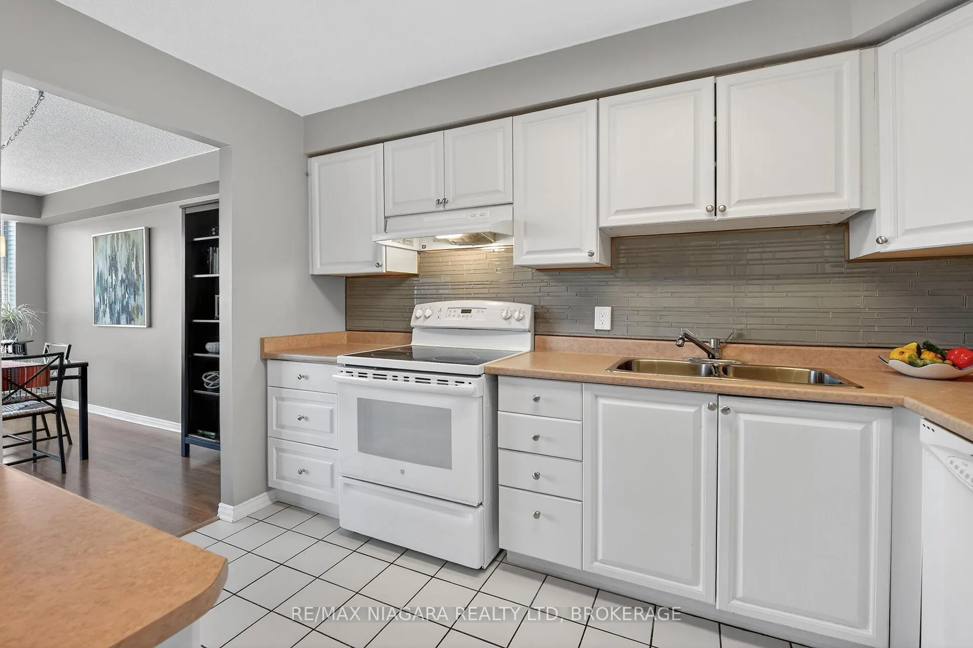 Photo 9 of Unit 607, 81 Scott Street, St. Catharines, Lakeport — HOMEH