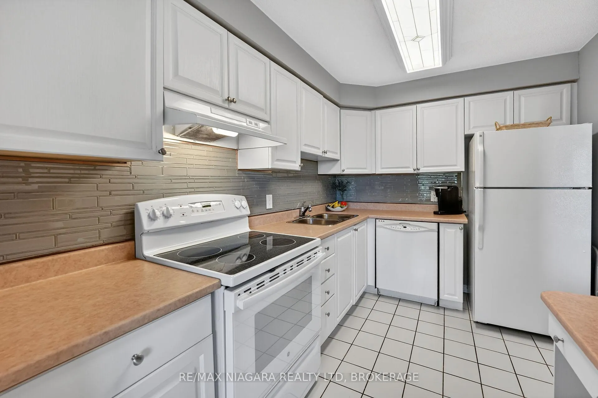 Photo 10 of Unit 607, 81 Scott Street, St. Catharines, Lakeport — HOMEH