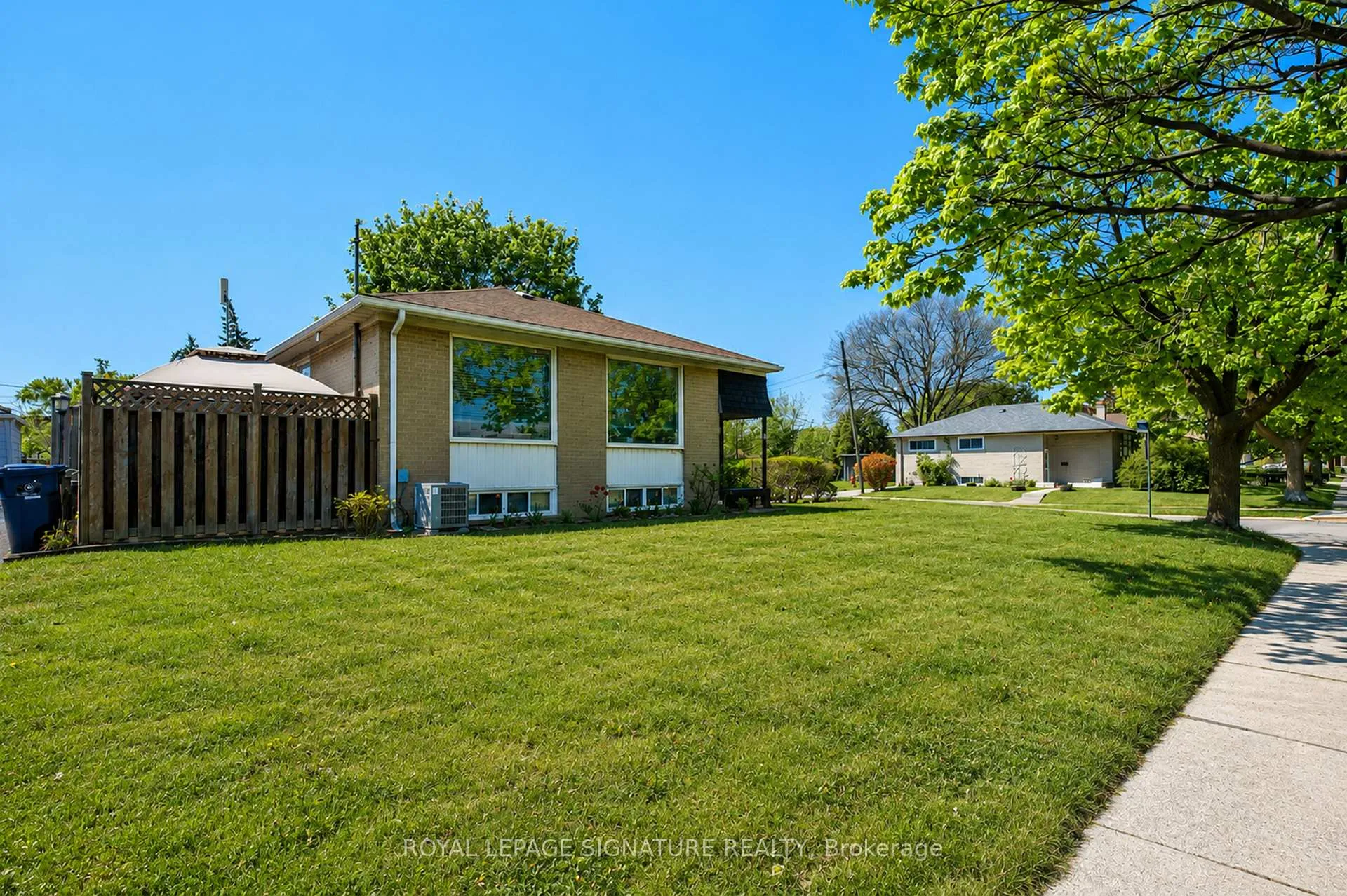 Photo 2 of 135 Rangoon Road, Etobicoke, Eringate-Centennial-West Deane — HOMEH