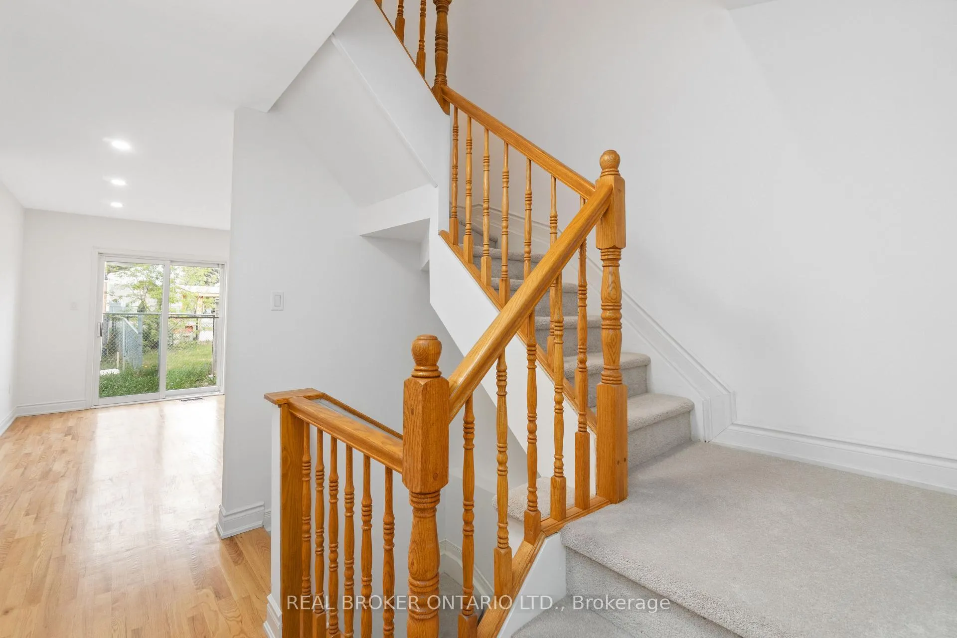 Photo 8 of 3 A Southpark Drive, Ottawa, Blackburn Hamlet — HOMEH