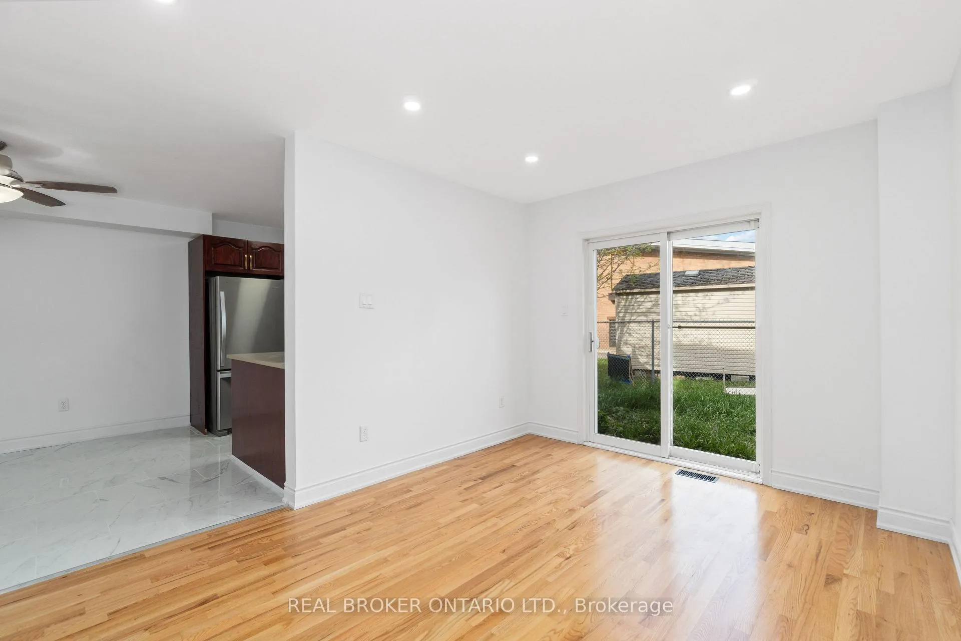 Photo 10 of 3 A Southpark Drive, Ottawa, Blackburn Hamlet — HOMEH