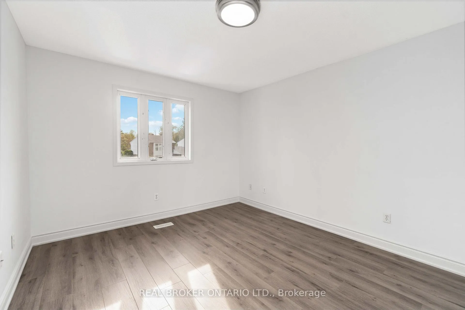 Photo 25 of 3 A Southpark Drive, Ottawa, Blackburn Hamlet — HOMEH