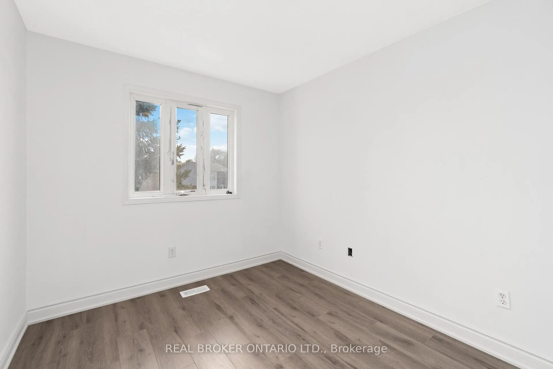 Photo 32 of 3 A Southpark Drive, Ottawa, Blackburn Hamlet — HOMEH