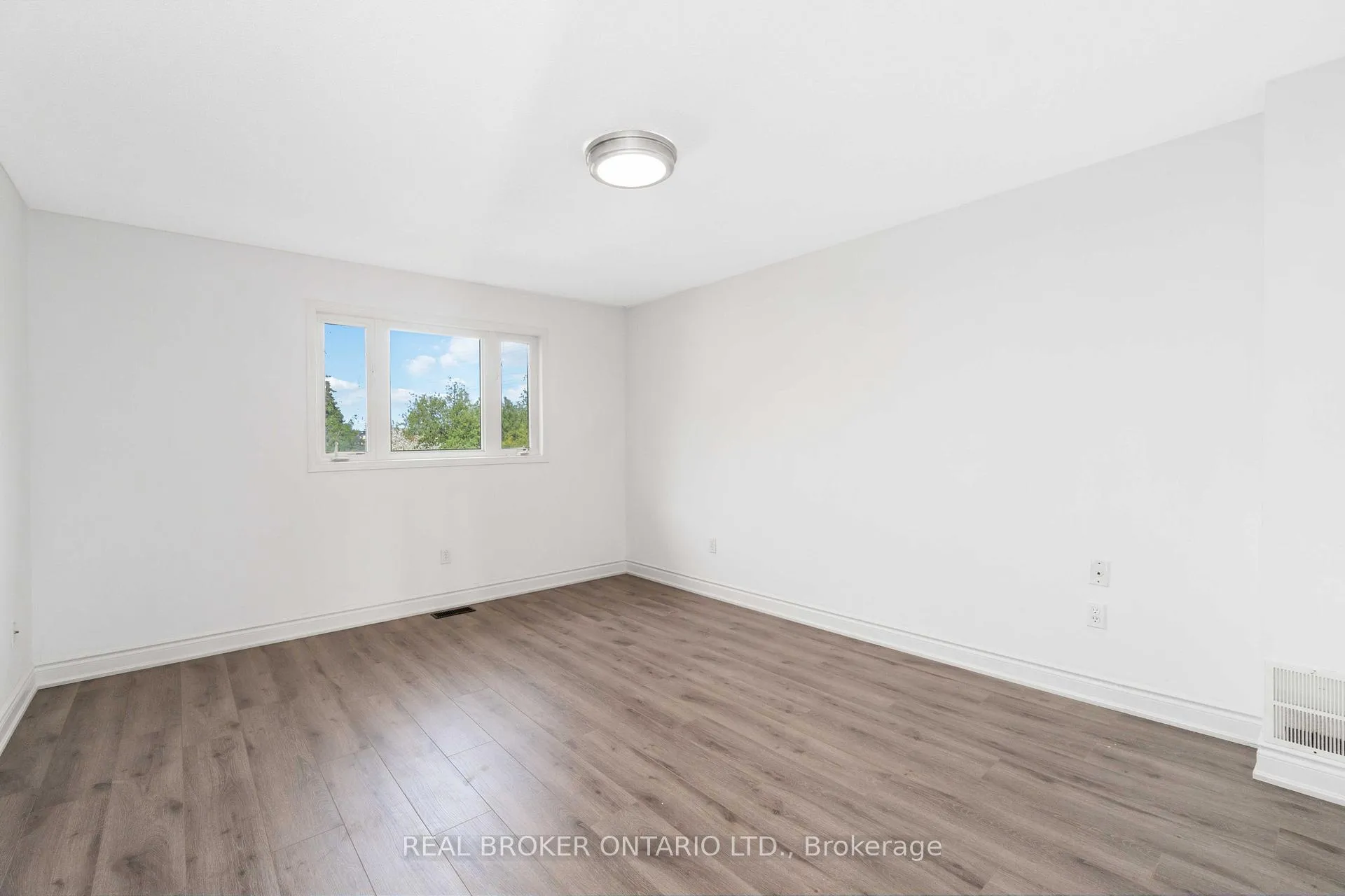 Photo 33 of 3 A Southpark Drive, Ottawa, Blackburn Hamlet — HOMEH