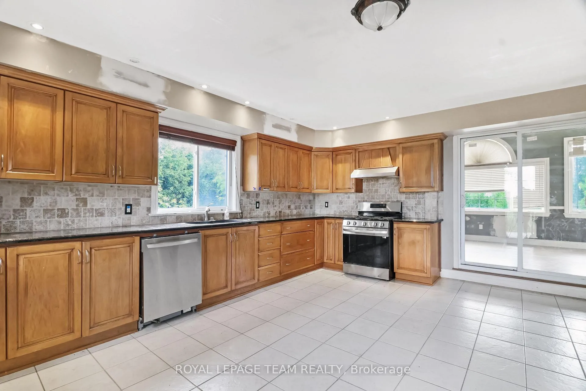 Photo 3 of 5742 Bank Street, Ottawa, Greely — HOMEH