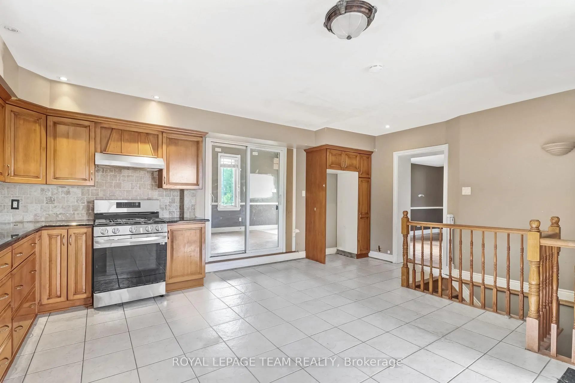 Photo 4 of 5742 Bank Street, Ottawa, Greely — HOMEH