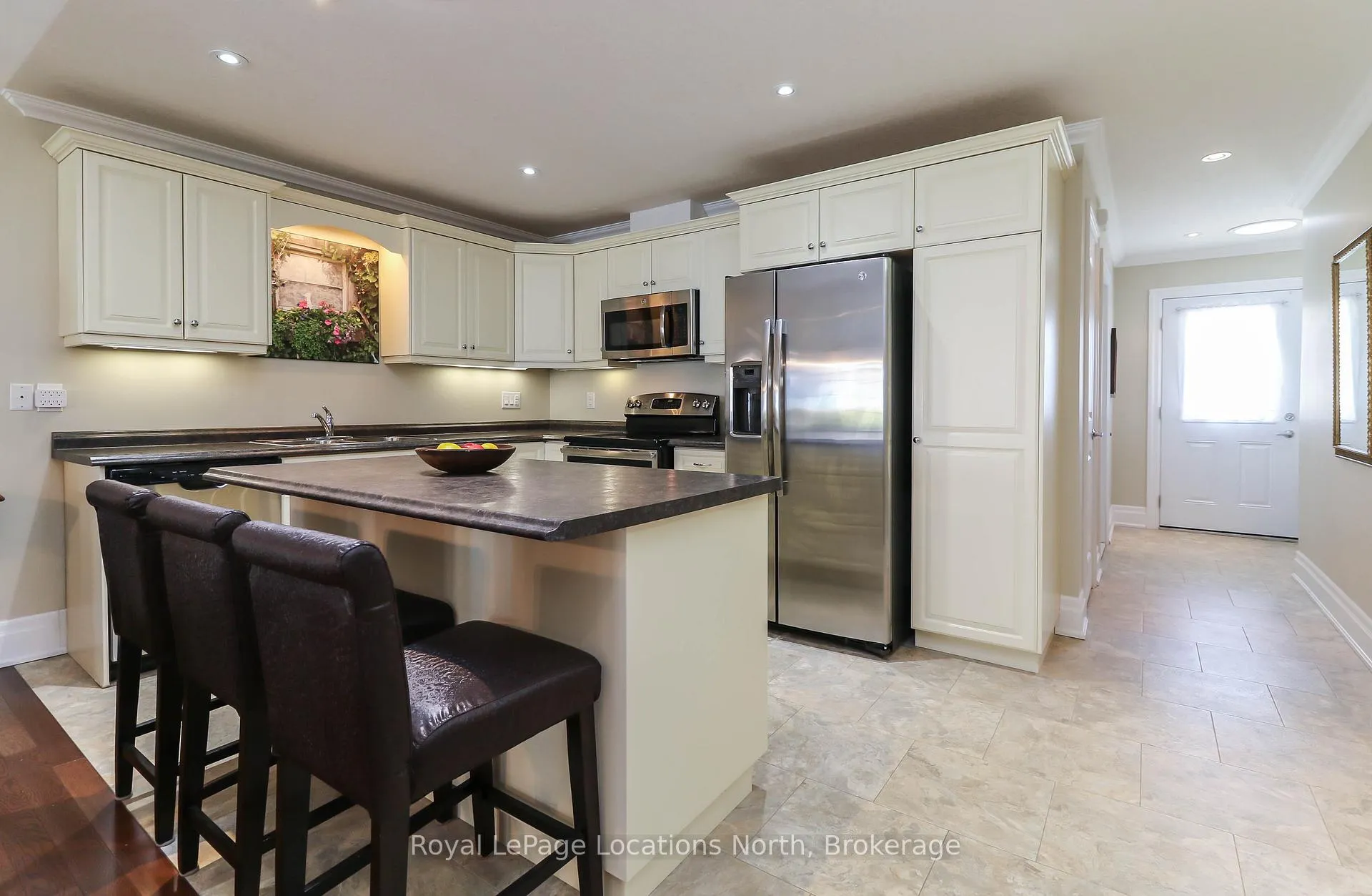 Photo 7 of 46 Garden Grove Crescent, Wasaga Beach — HOMEH