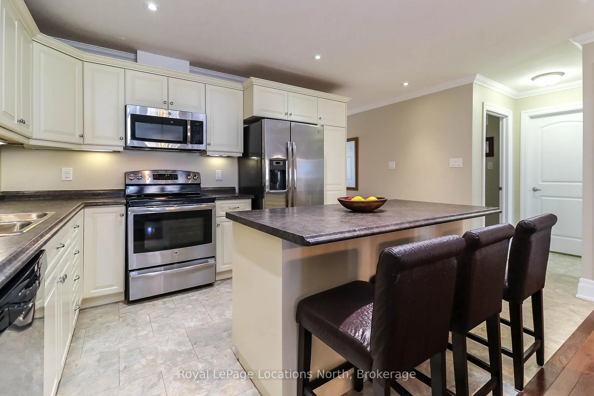 Photo 15 of 46 Garden Grove Crescent, Wasaga Beach — HOMEH