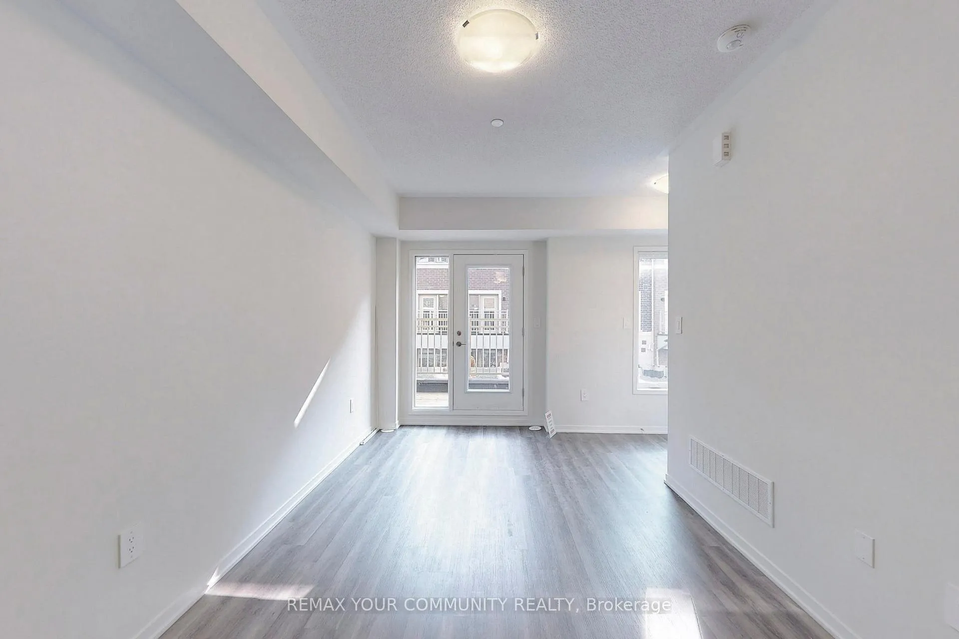 Photo 5 of Unit 20, 11 Honeycrisp Crescent, Vaughan, Concord — HOMEH