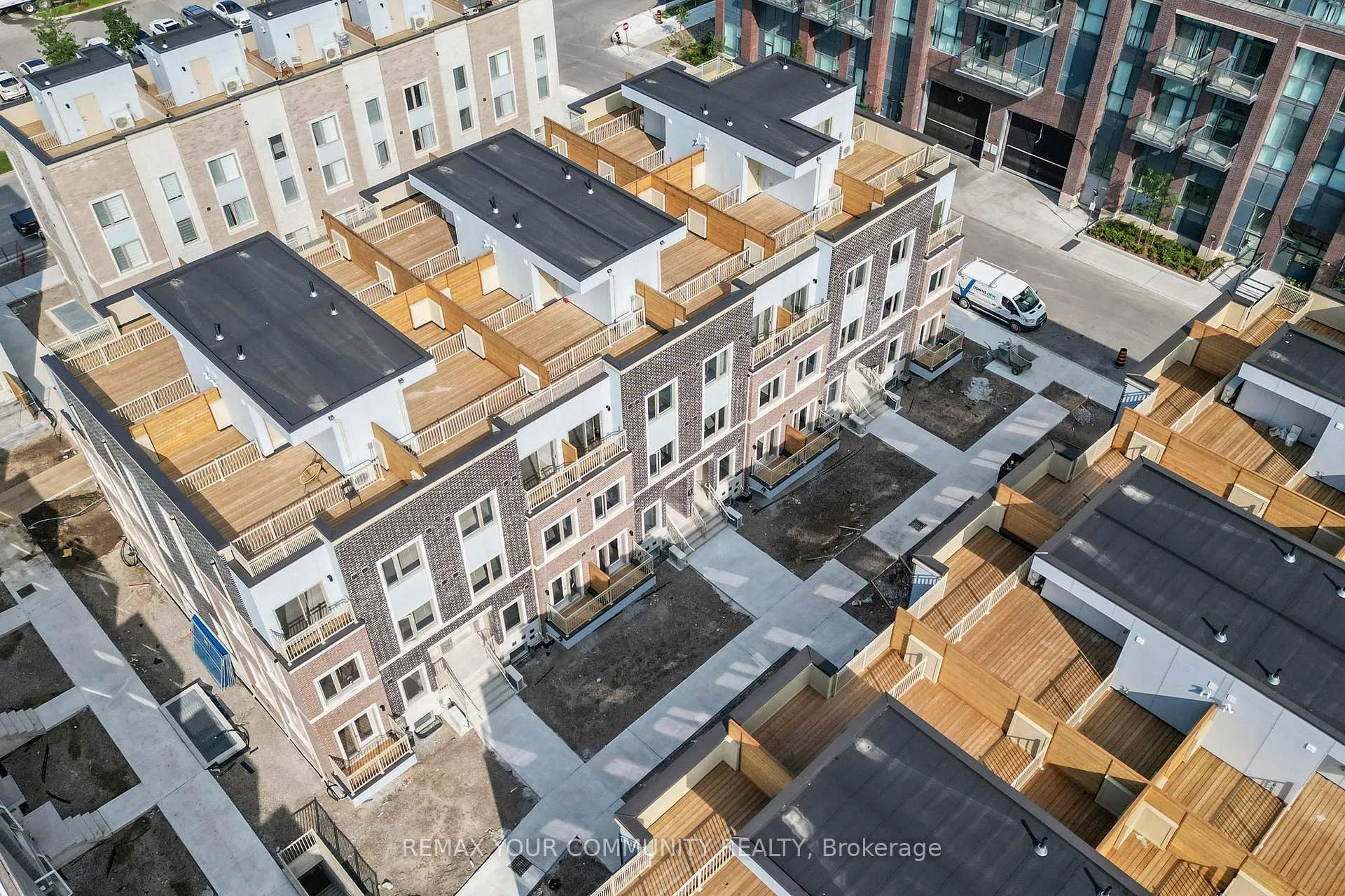 Photo 27 of Unit 20, 11 Honeycrisp Crescent, Vaughan, Concord — HOMEH