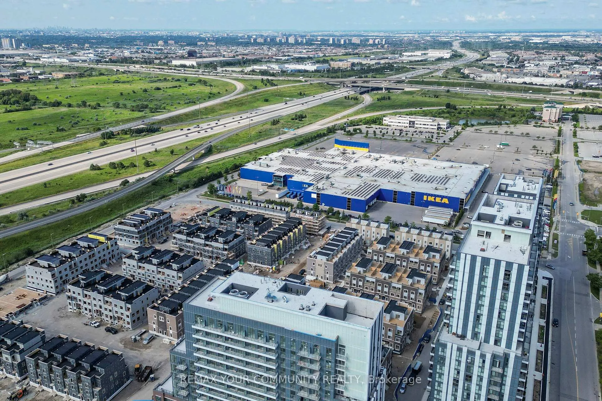 Photo 32 of Unit 20, 11 Honeycrisp Crescent, Vaughan, Concord — HOMEH