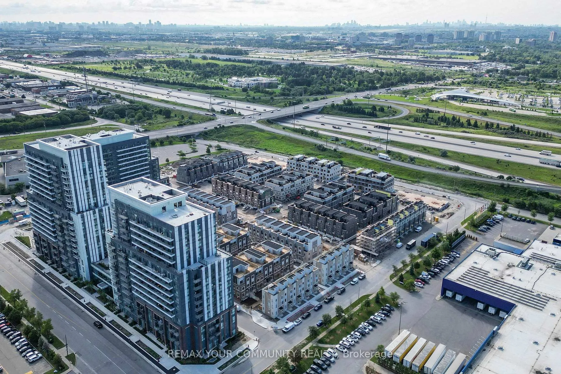 Photo 33 of Unit 20, 11 Honeycrisp Crescent, Vaughan, Concord — HOMEH