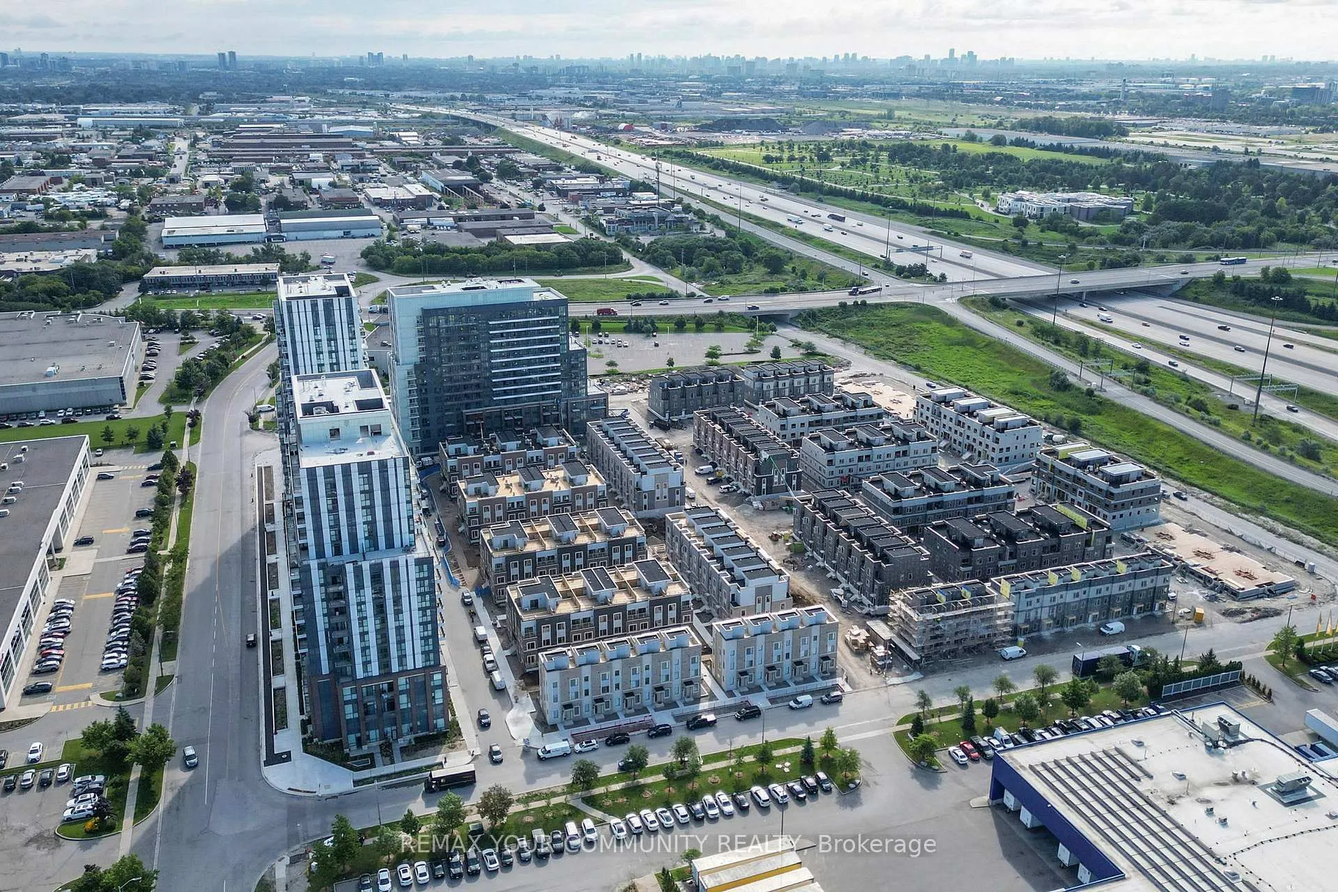 Photo 34 of Unit 20, 11 Honeycrisp Crescent, Vaughan, Concord — HOMEH