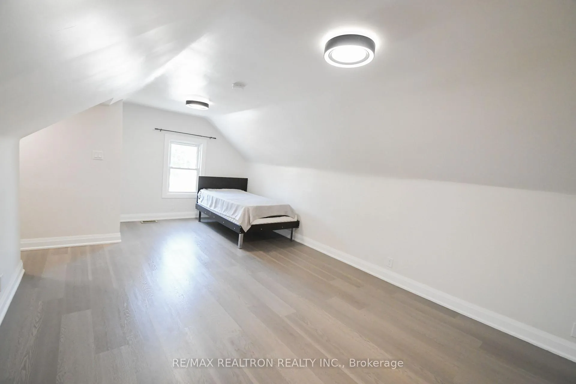 Photo 9 of 110 Mintern Avenue, Brantford, Eagle Place East — HOMEH