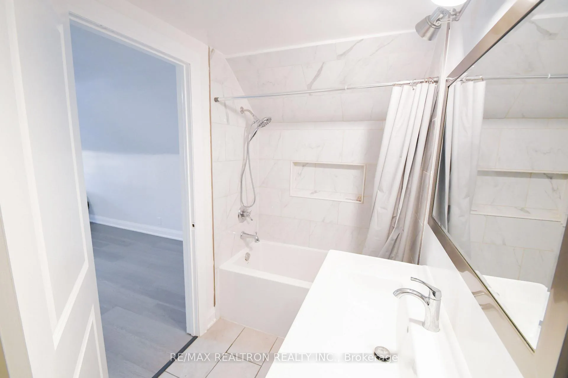 Photo 11 of 110 Mintern Avenue, Brantford, Eagle Place East — HOMEH