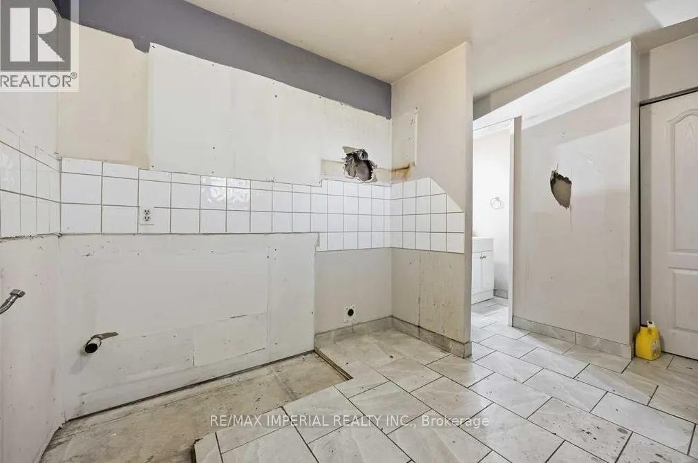 Photo 11 of Unit 301, 42 Hampton Avenue, Sarnia — HOMEH