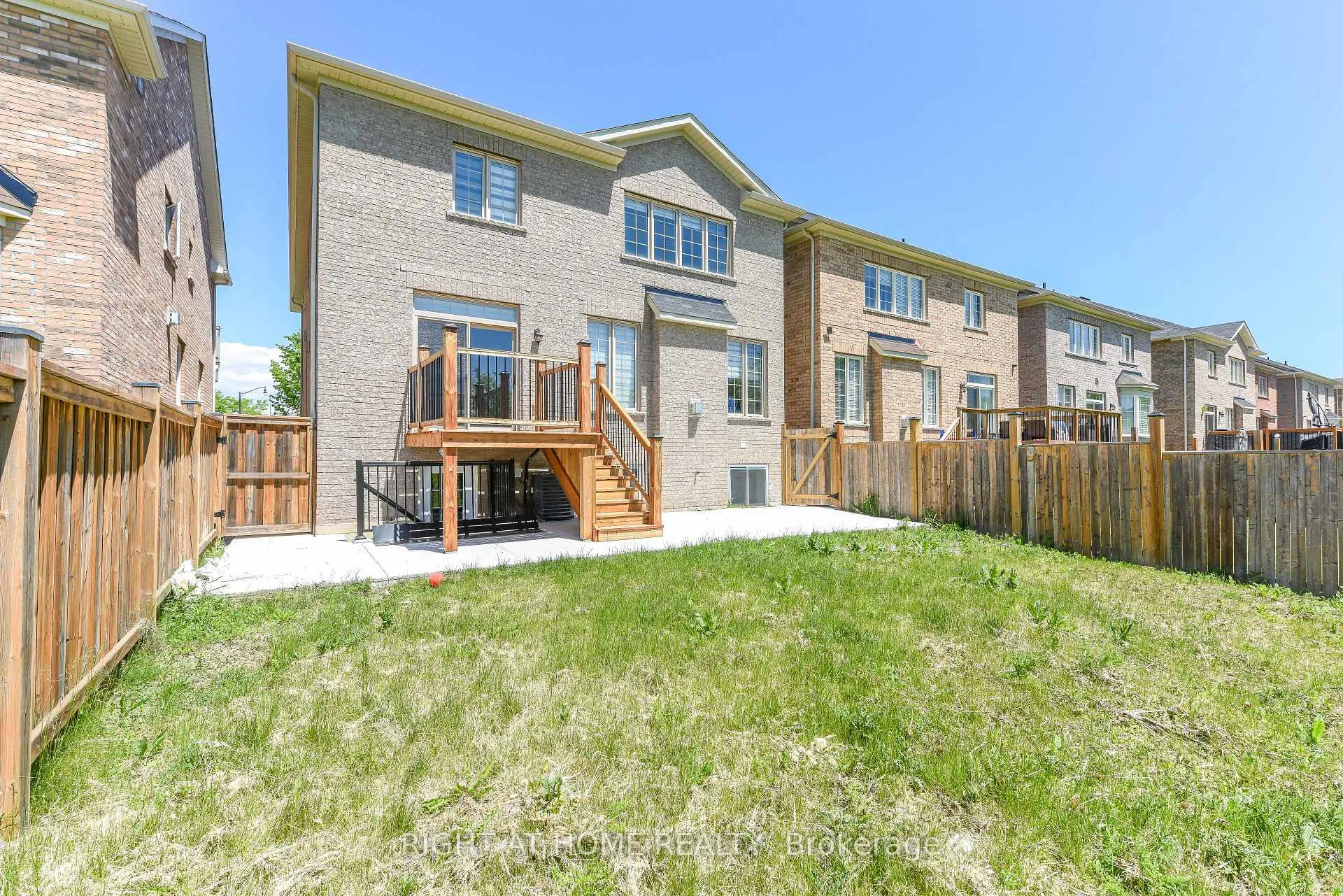 Photo 2 of 82 Elmcrest Drive, Brampton, Credit Valley — HOMEH