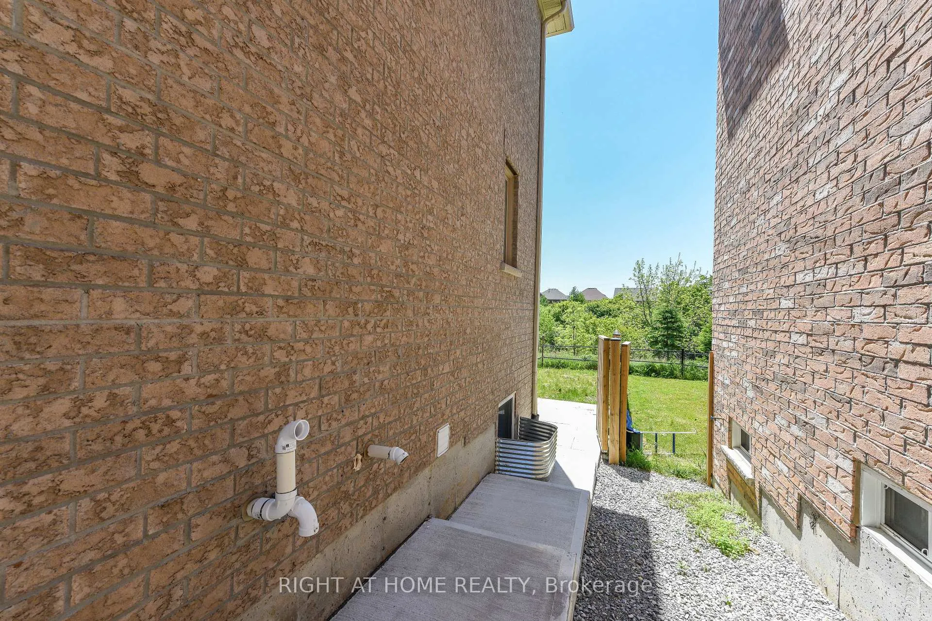 Photo 3 of 82 Elmcrest Drive, Brampton, Credit Valley — HOMEH
