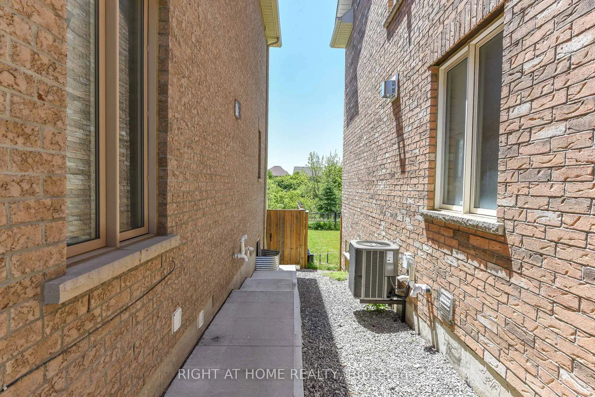 Photo 4 of 82 Elmcrest Drive, Brampton, Credit Valley — HOMEH