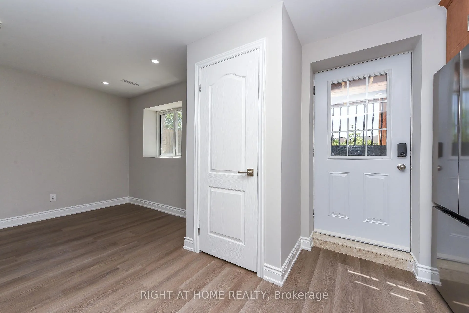 Photo 5 of 82 Elmcrest Drive, Brampton, Credit Valley — HOMEH