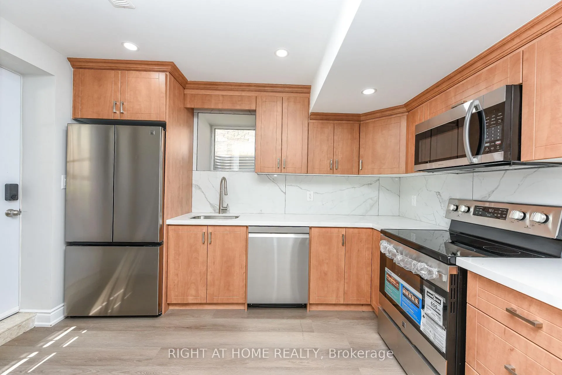 Photo 6 of 82 Elmcrest Drive, Brampton, Credit Valley — HOMEH