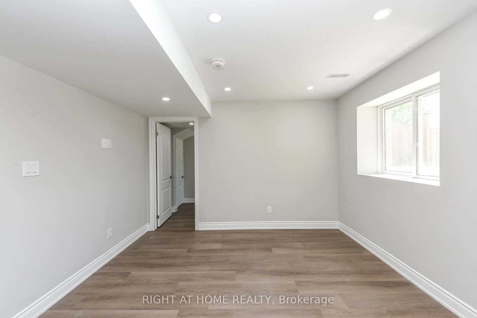 Photo 8 of 82 Elmcrest Drive, Brampton, Credit Valley — HOMEH