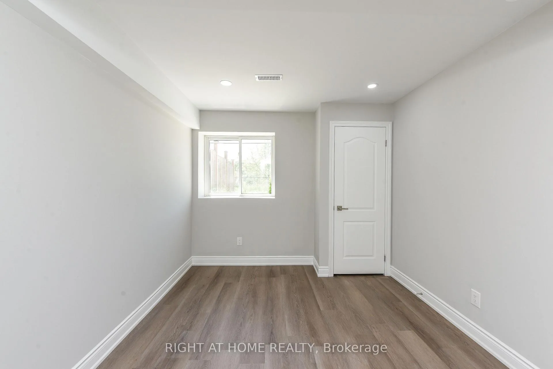 Photo 9 of 82 Elmcrest Drive, Brampton, Credit Valley — HOMEH