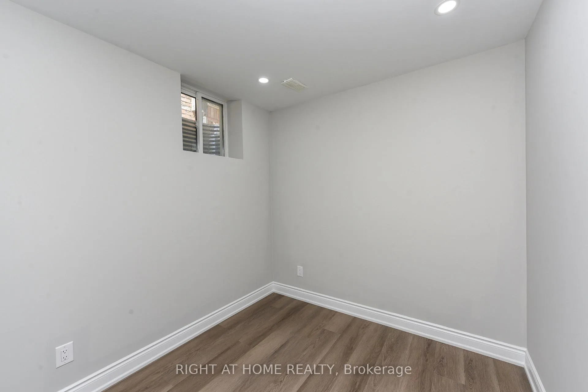 Photo 16 of 82 Elmcrest Drive, Brampton, Credit Valley — HOMEH