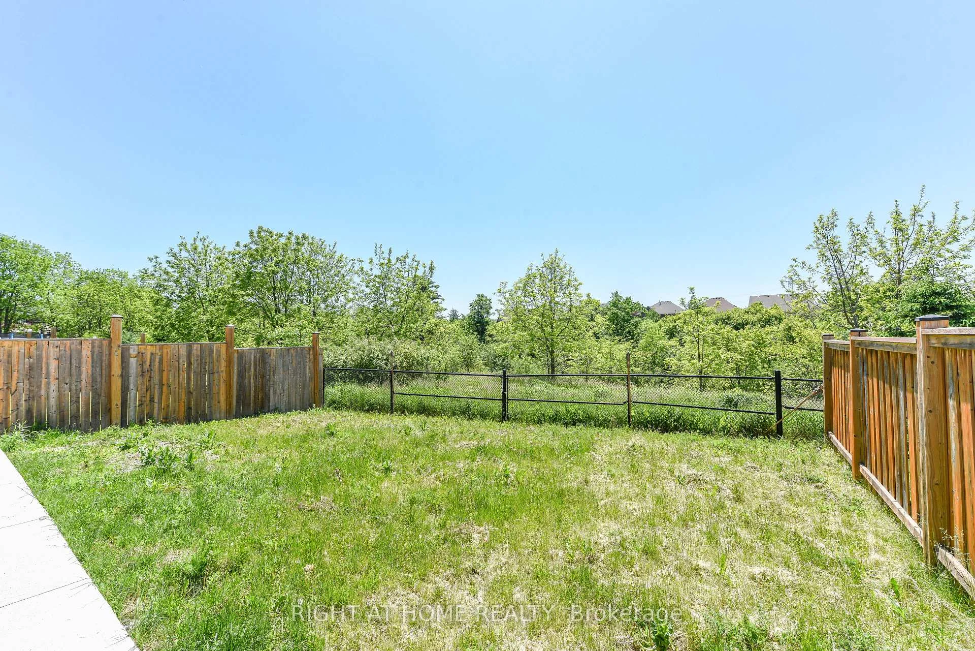 Photo 24 of 82 Elmcrest Drive, Brampton, Credit Valley — HOMEH