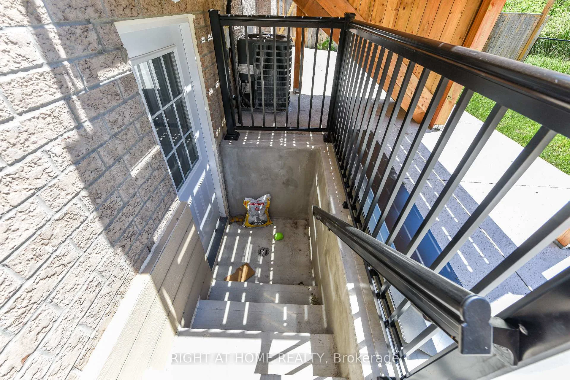 Photo 25 of 82 Elmcrest Drive, Brampton, Credit Valley — HOMEH