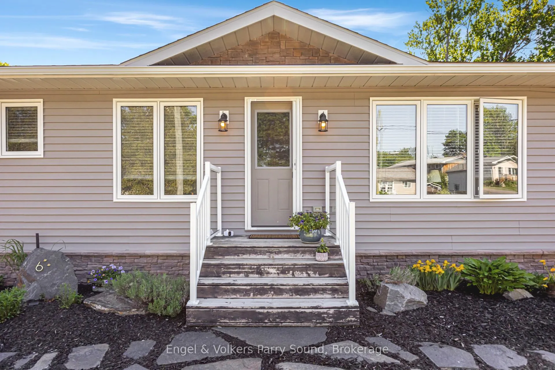 Photo 4 of 6 Lawrence Street, Parry Sound — HOMEH