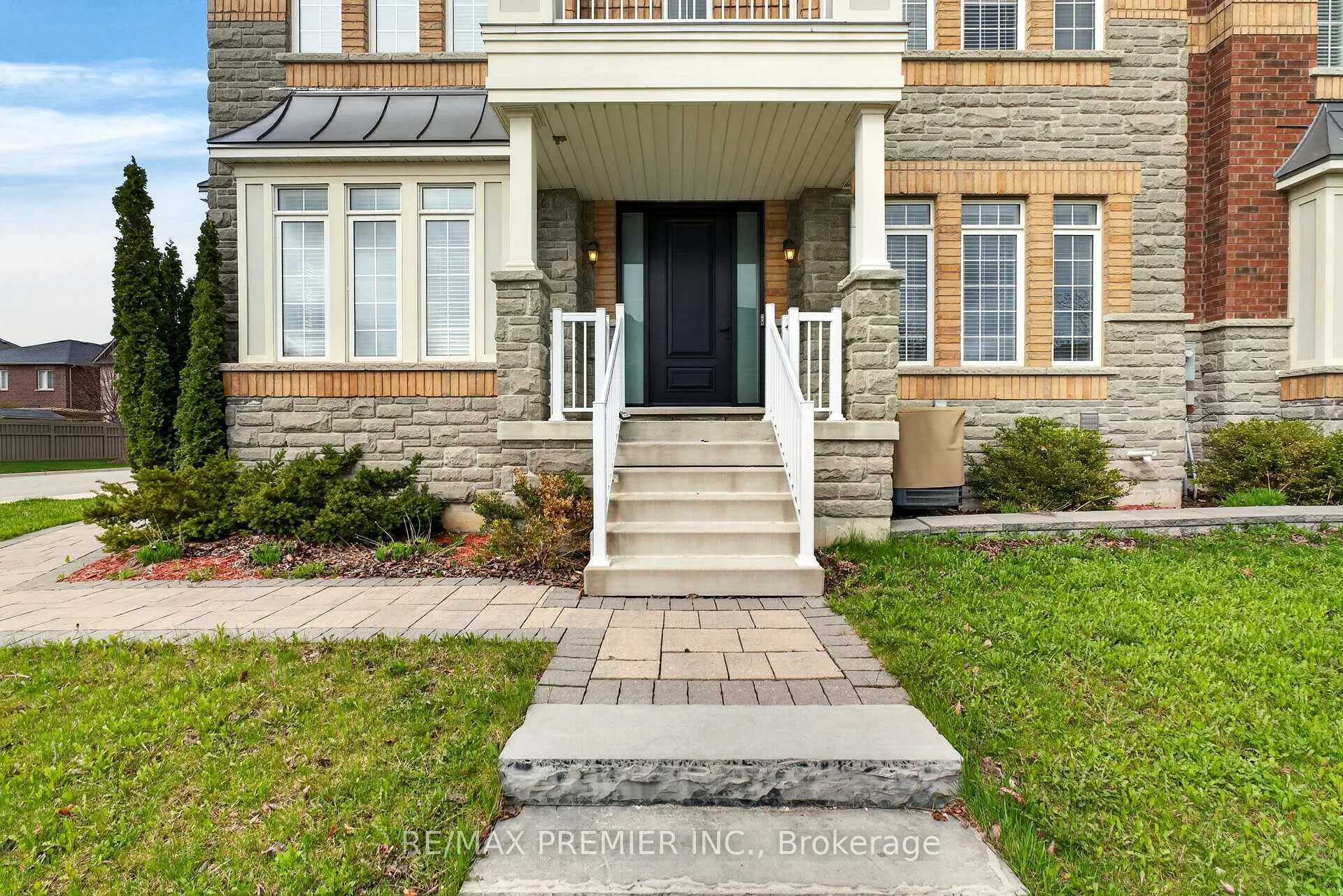 Photo 3 of 66 Red Tree Drive, Vaughan, Kleinburg — HOMEH