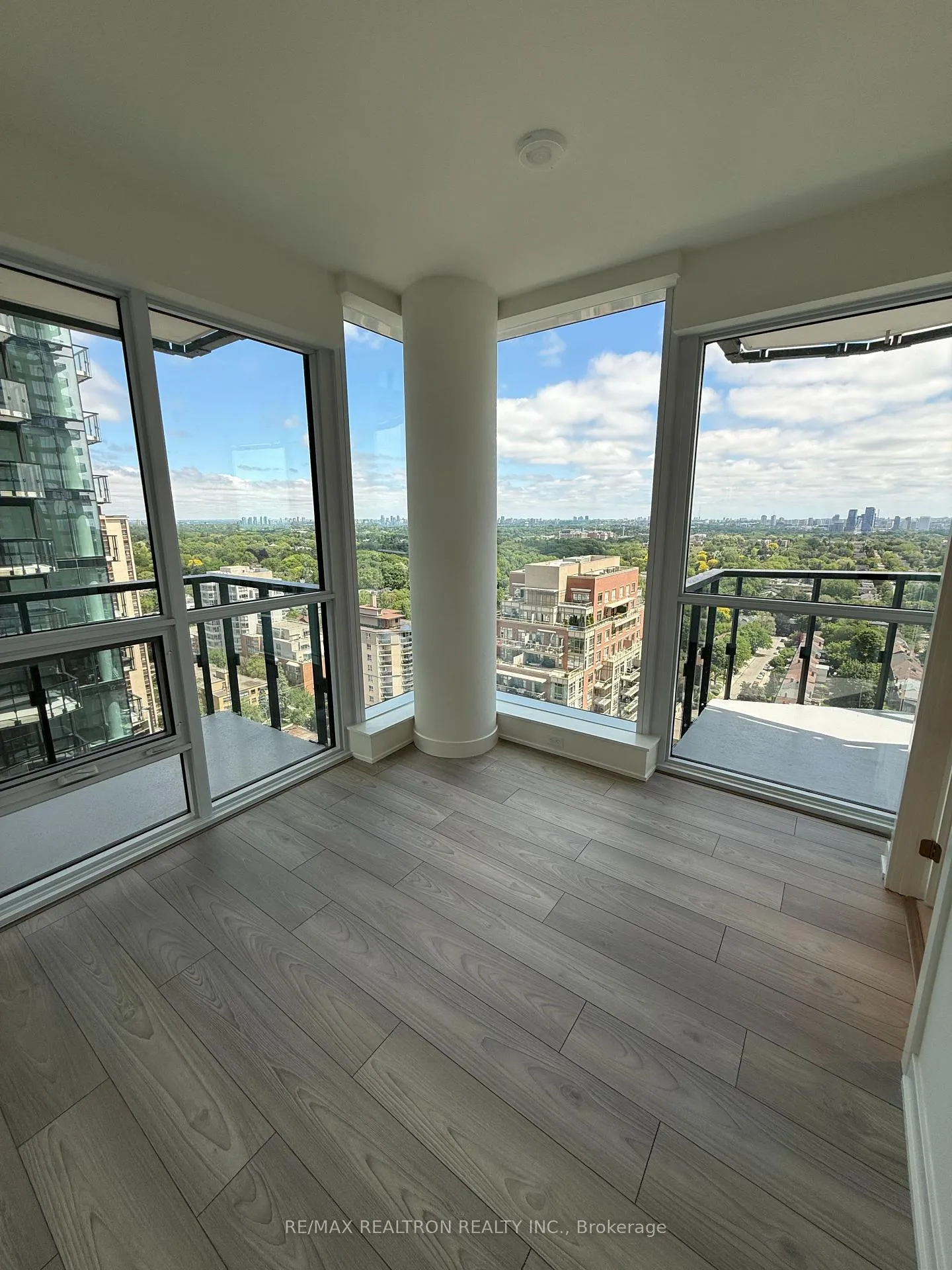 Photo 2 of Unit 2009, 110 Broadway Avenue, Toronto, Mount Pleasant West — HOMEH