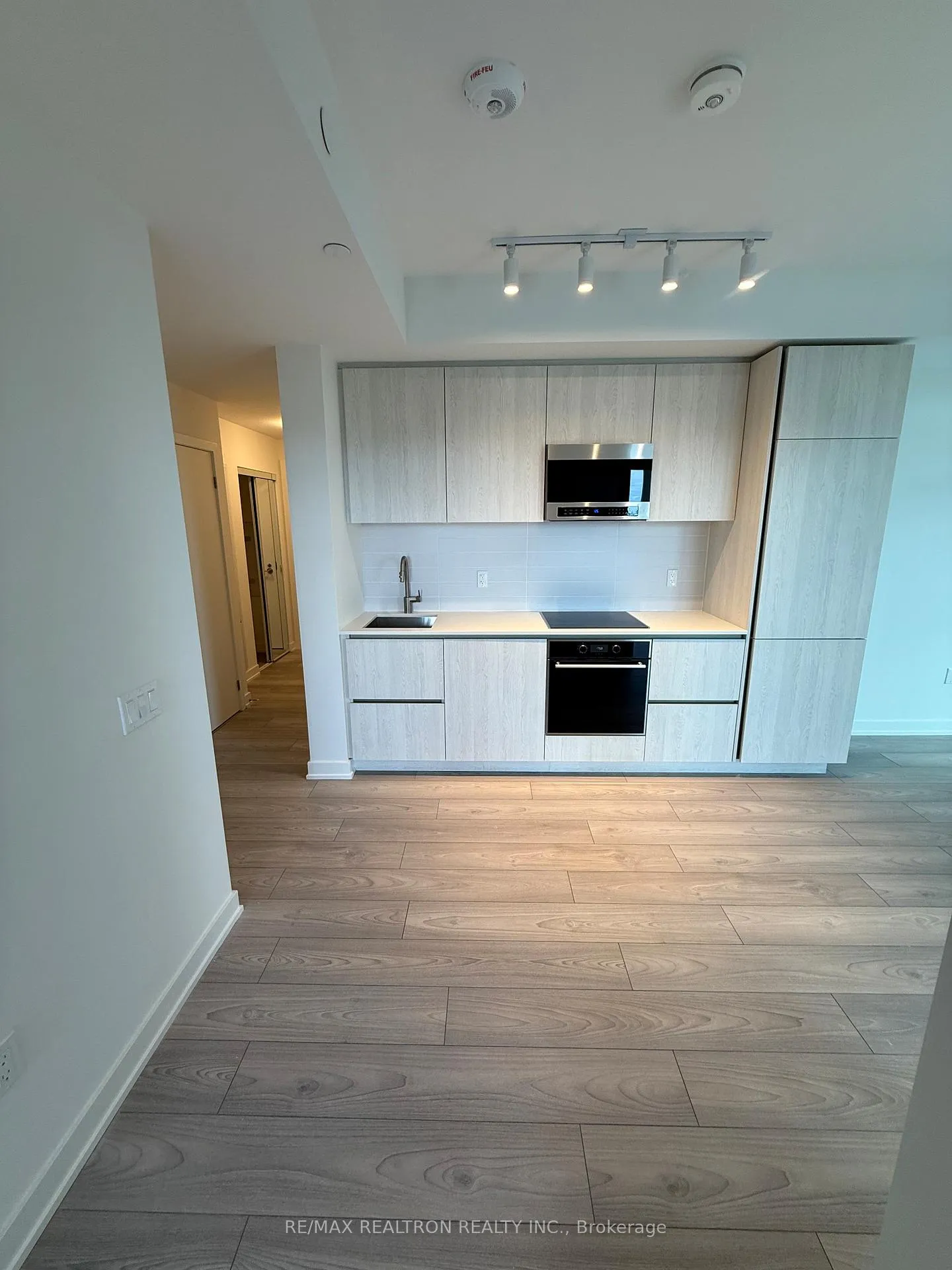 Photo 3 of Unit 2009, 110 Broadway Avenue, Toronto, Mount Pleasant West — HOMEH